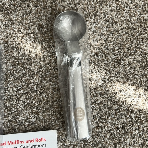 COPY - NWOT baking/cookies magazines, linen hand towel, ice cream scoop & Xmas … - Picture 7 of 7